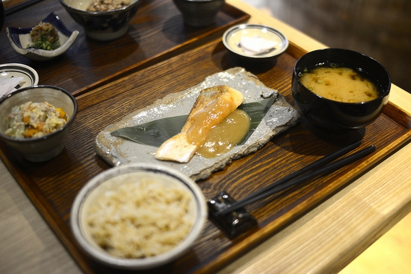 味噌めしや まるたまノルウェー産サーモン定食