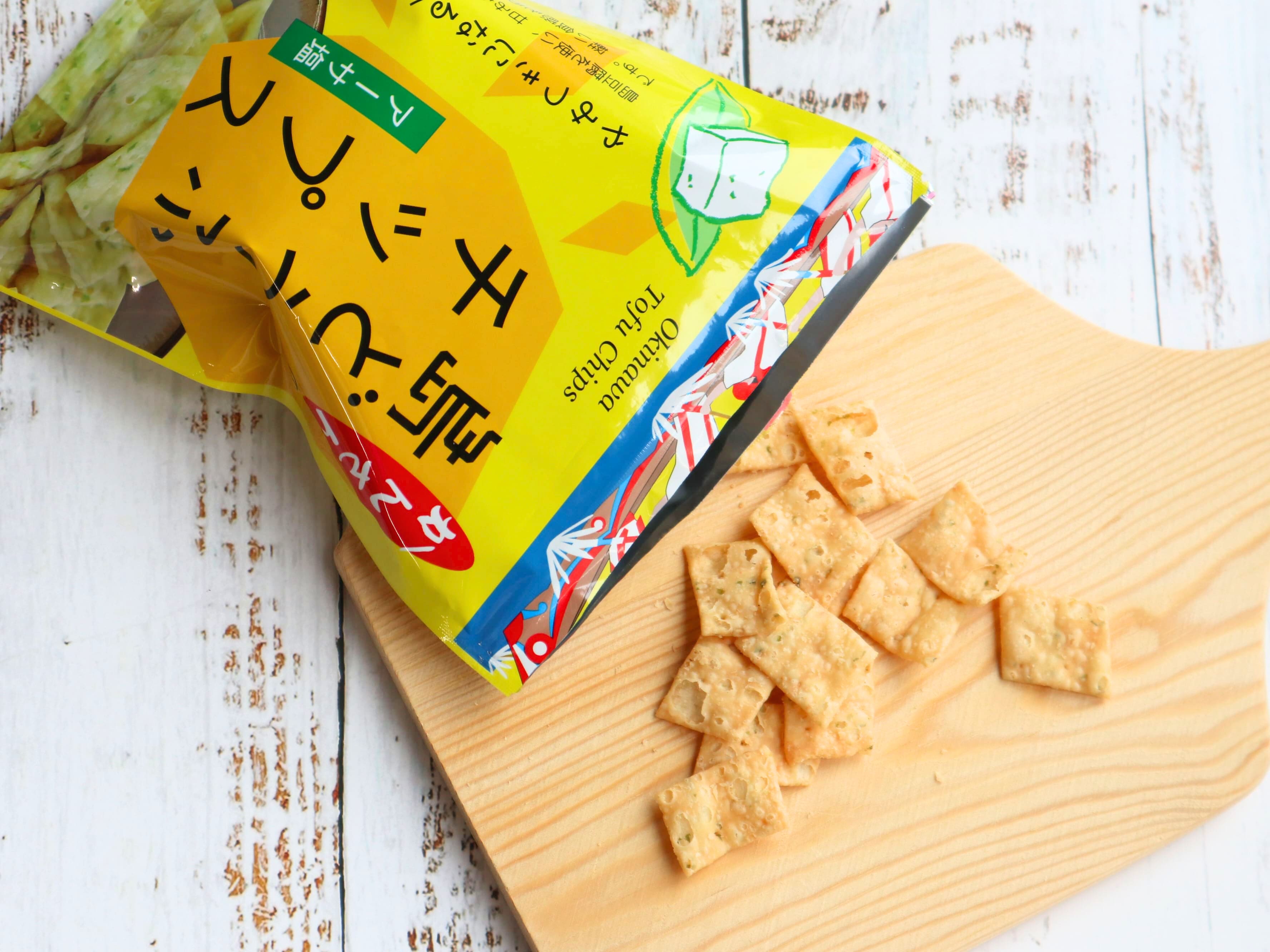 島豆腐脆片 海藻鹽口味 248日圓 這款脆片口感很像是台灣的筍乾餅,味道清爽,是把一整包吃掉也不會罪惡感的零食