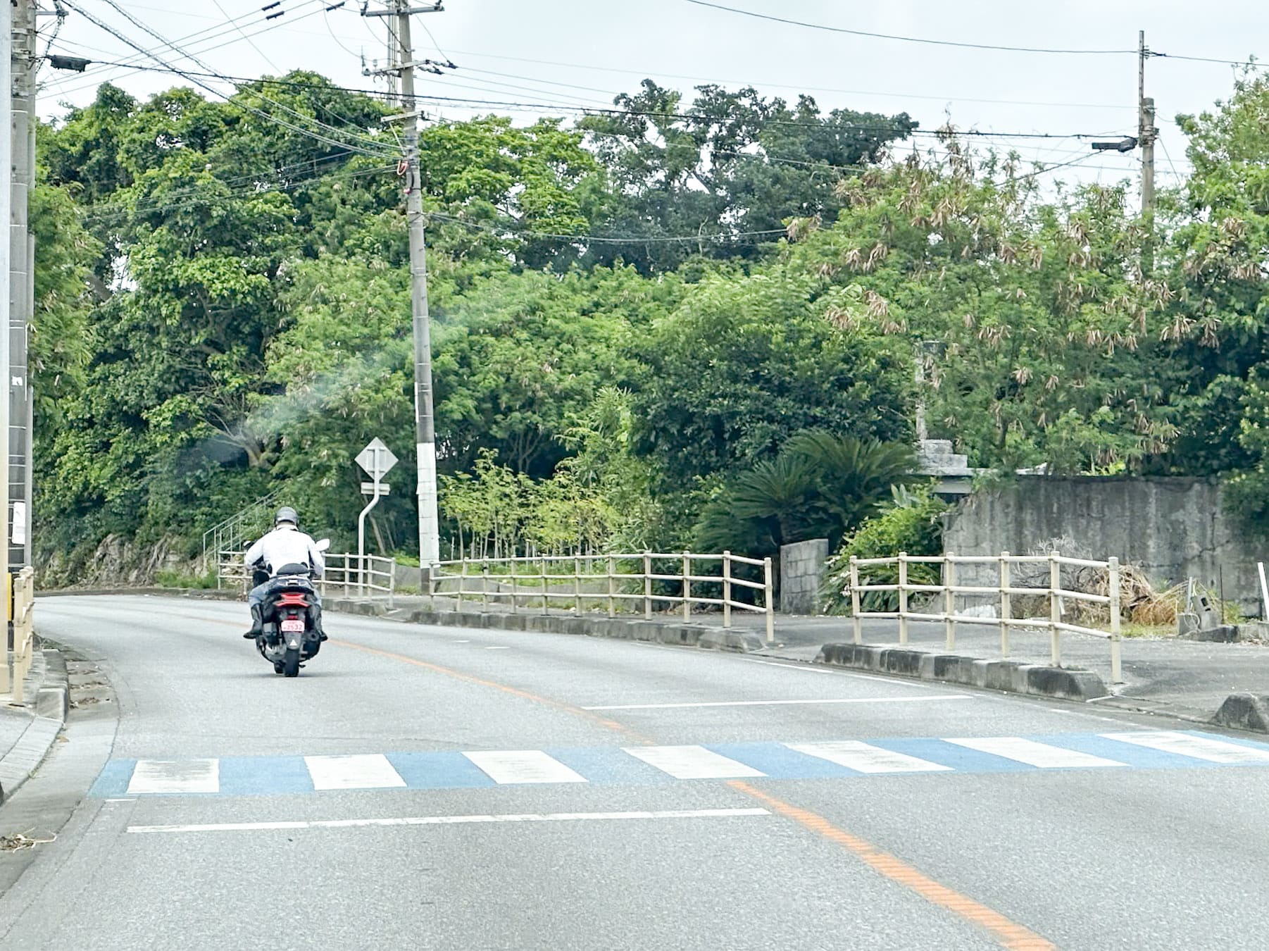 遇到斑馬線時，請優先禮讓行人
