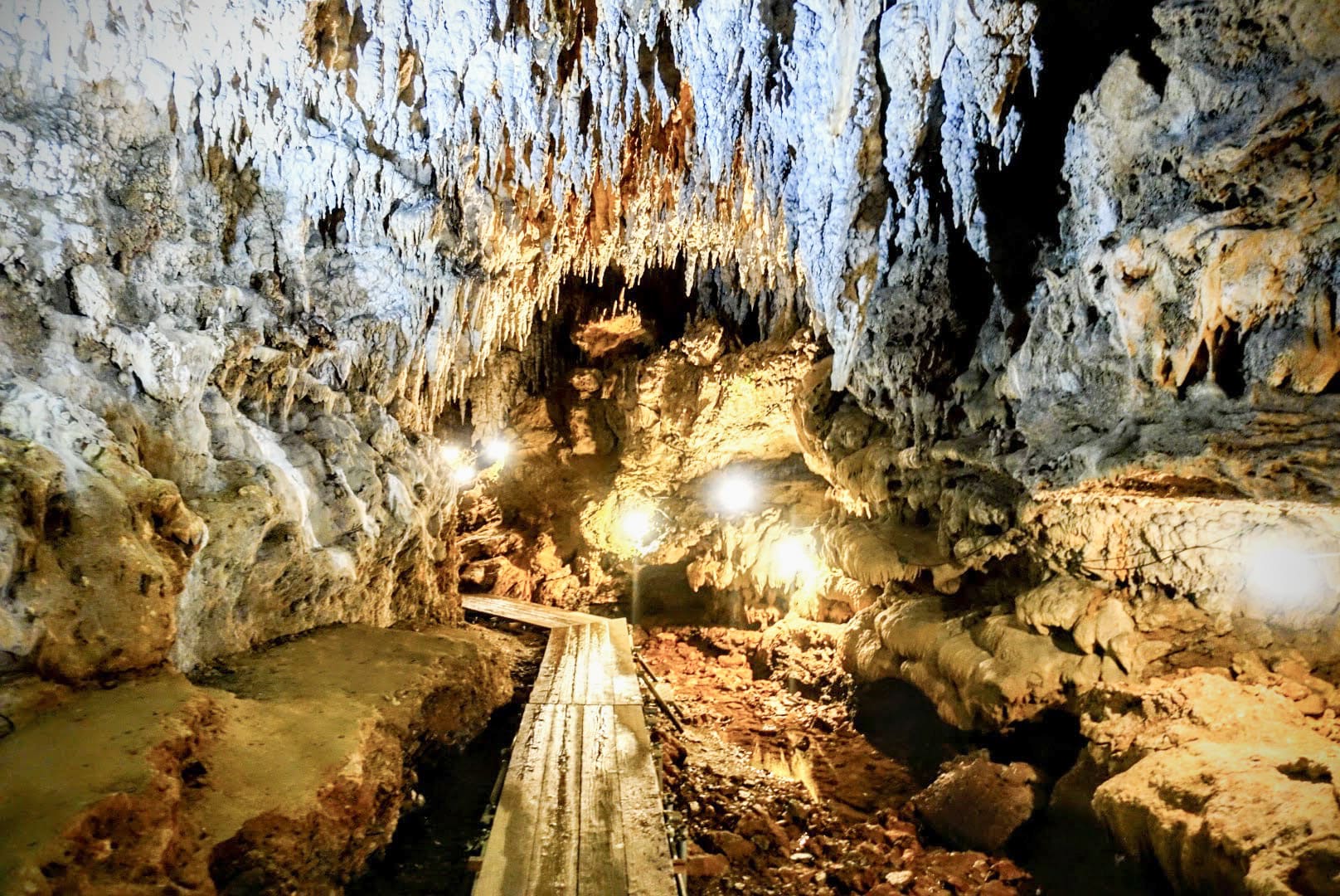 CAVE OKINAWA內部(圖片取自Photo AC)