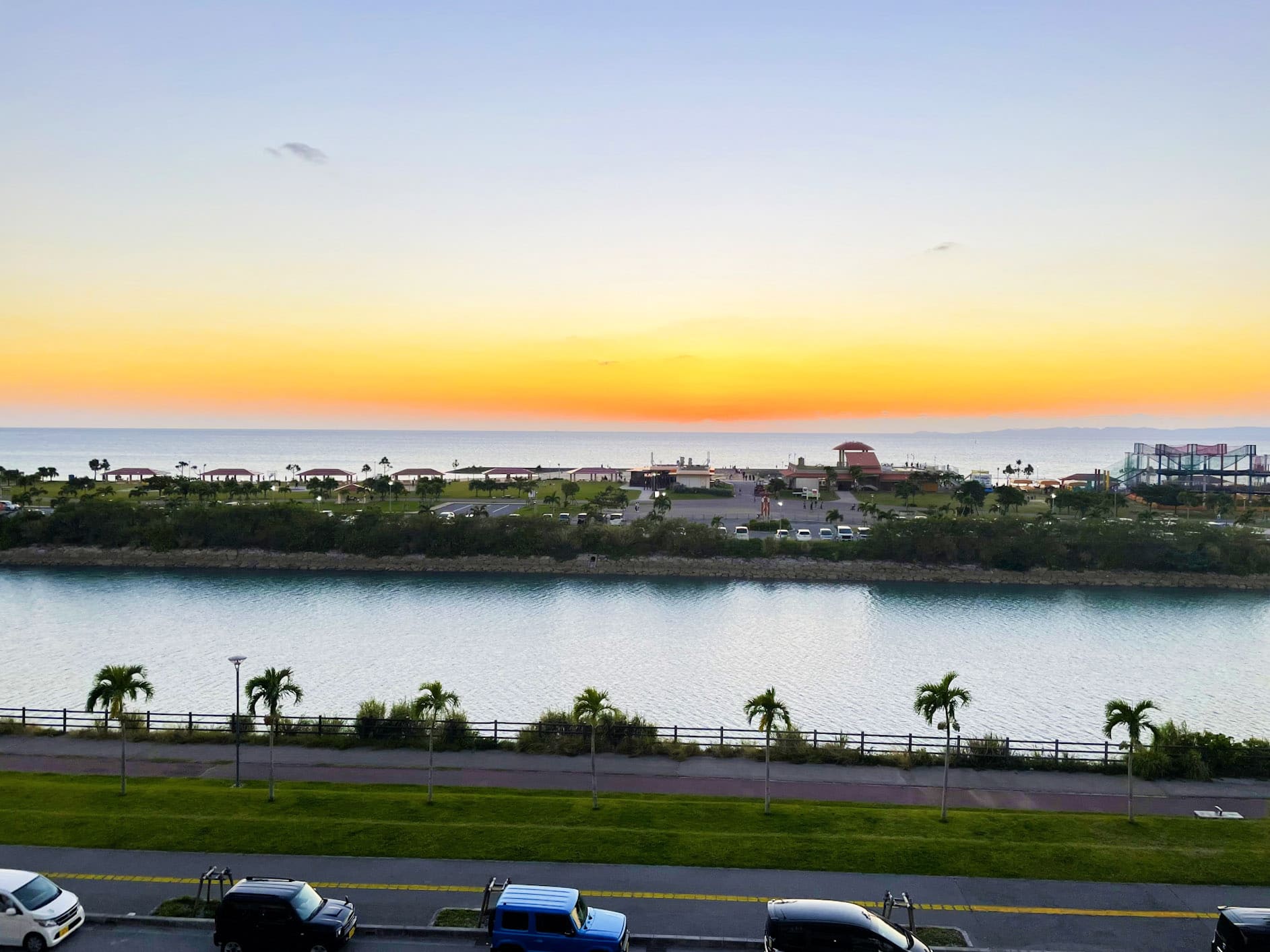 iiAS沖繩豐崎的夕陽海景(圖片取自Photo AC)