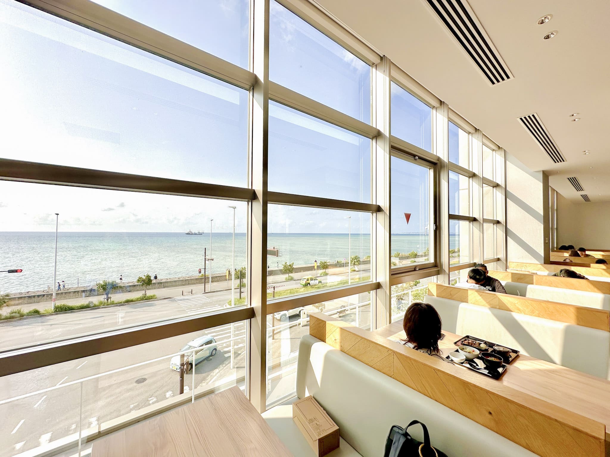 SAN-A浦添西海岸 PARCO CITY美食廣場海景座位區