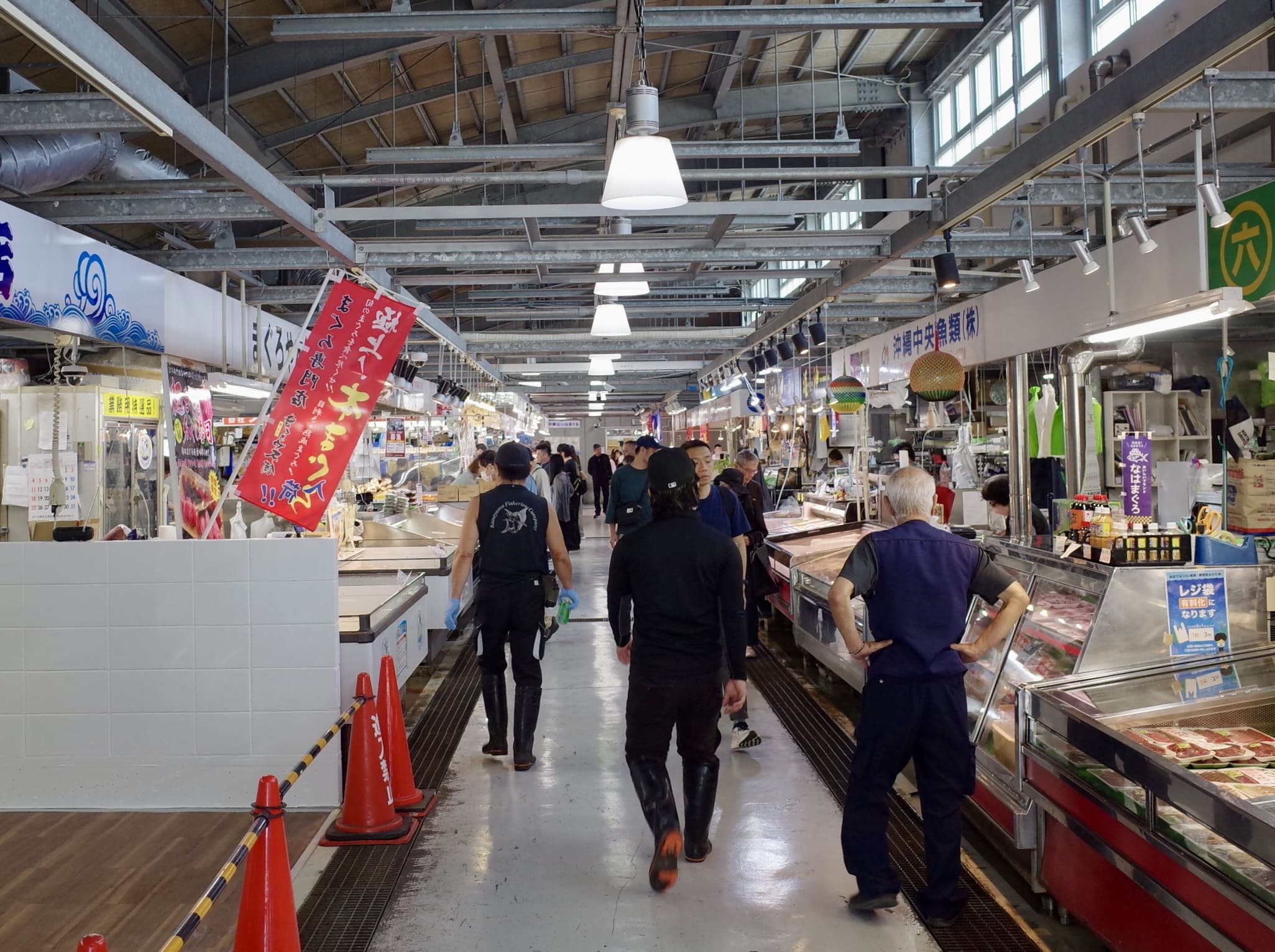 泊港漁市場內部