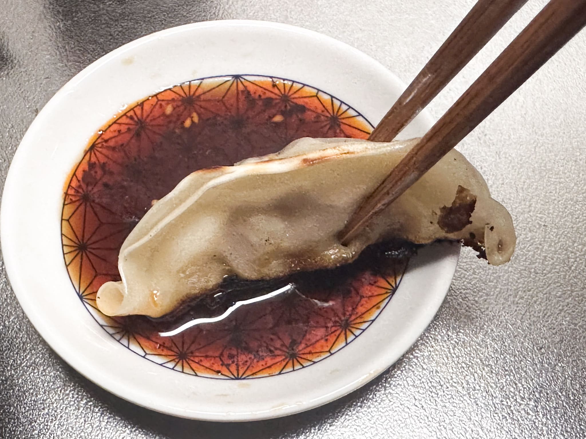 把醬油和辣油混和當作餃子的醬料。