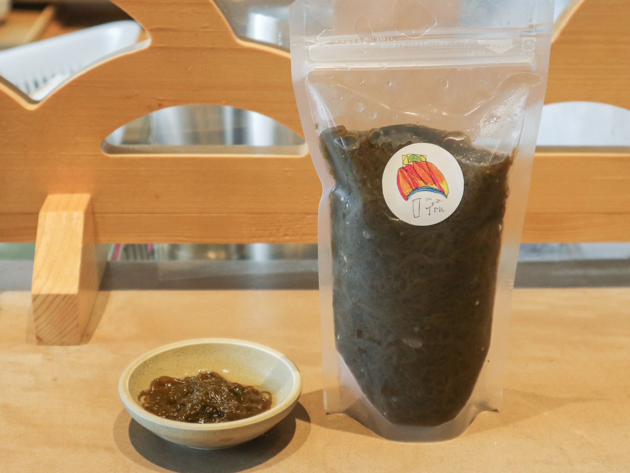 坐定位等待主餐送來的期間，會先送來一小碗店家自製的「水雲」