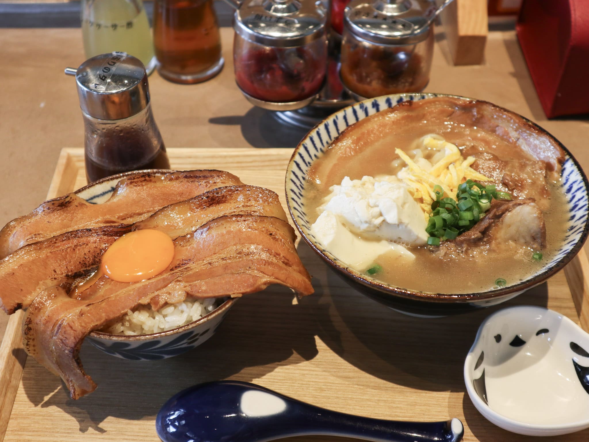 必點招牌「ロイヤルそば」＆三層肉丼飯