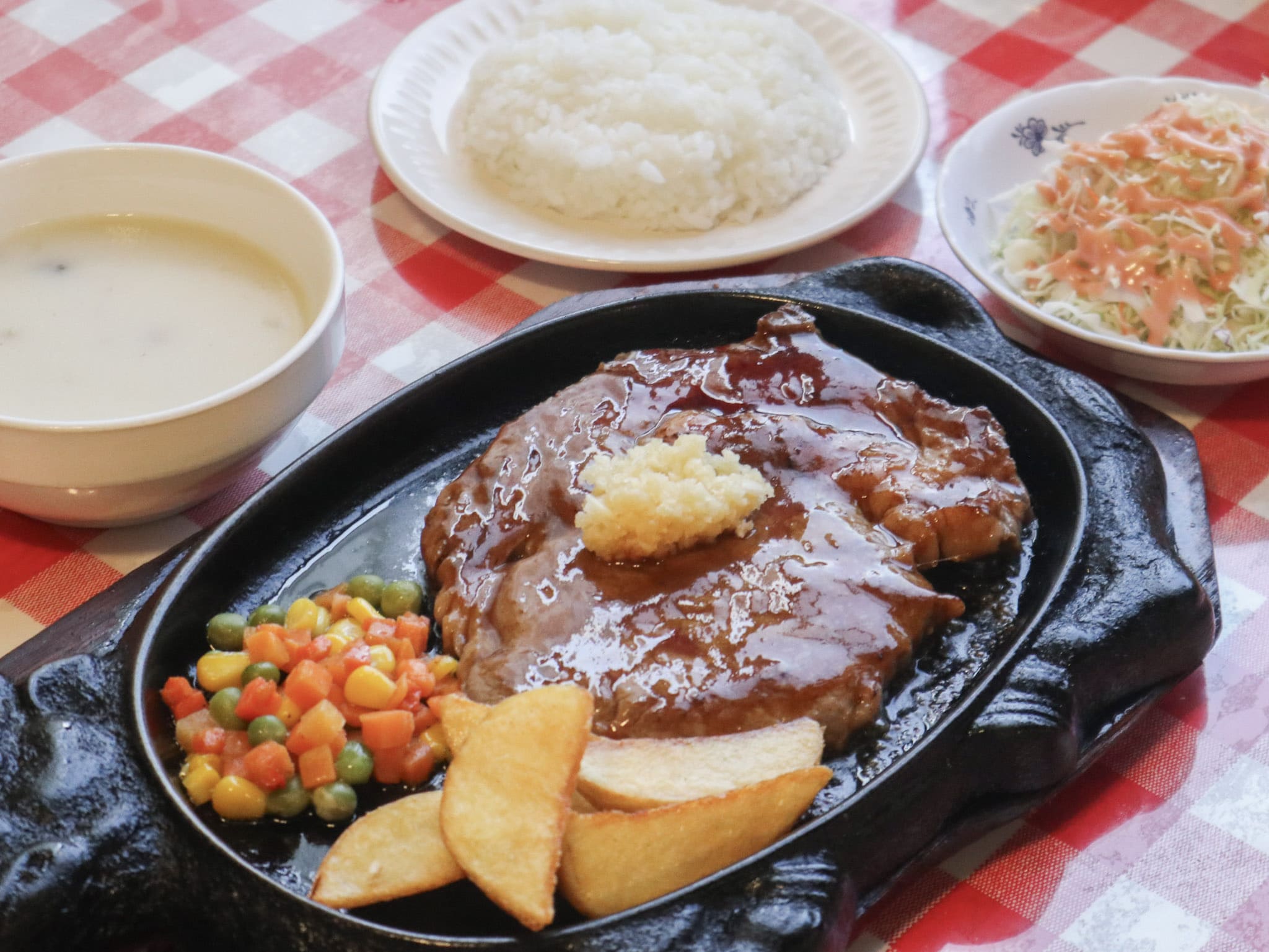 牛排套餐附白飯、沙拉和濃湯，滿滿的量可以吃得超滿足