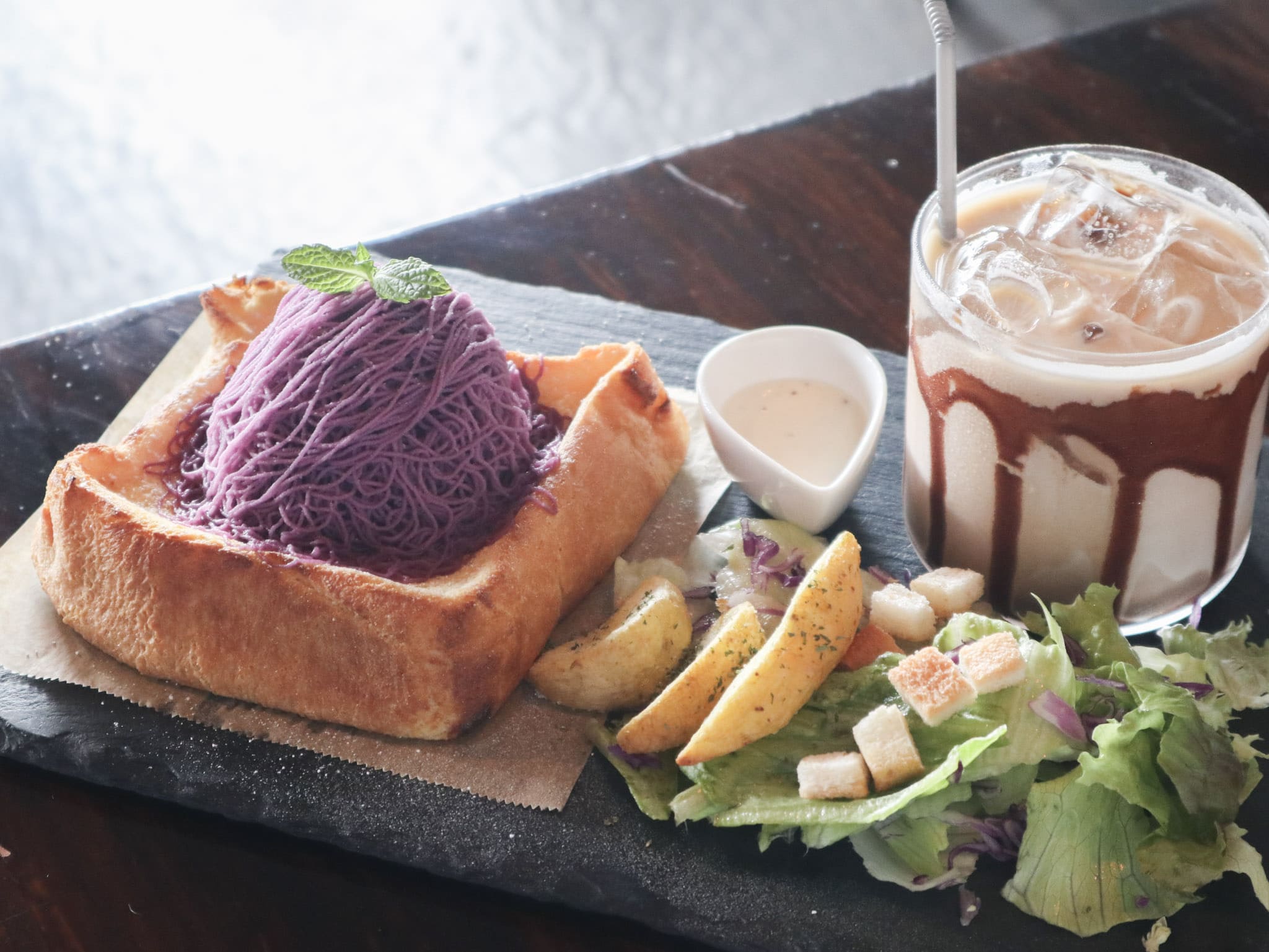 LIGHT LUNCH（含稅1,199日圓），除了有法式吐司以外，還附上新鮮的沙拉，薯條、飲料等