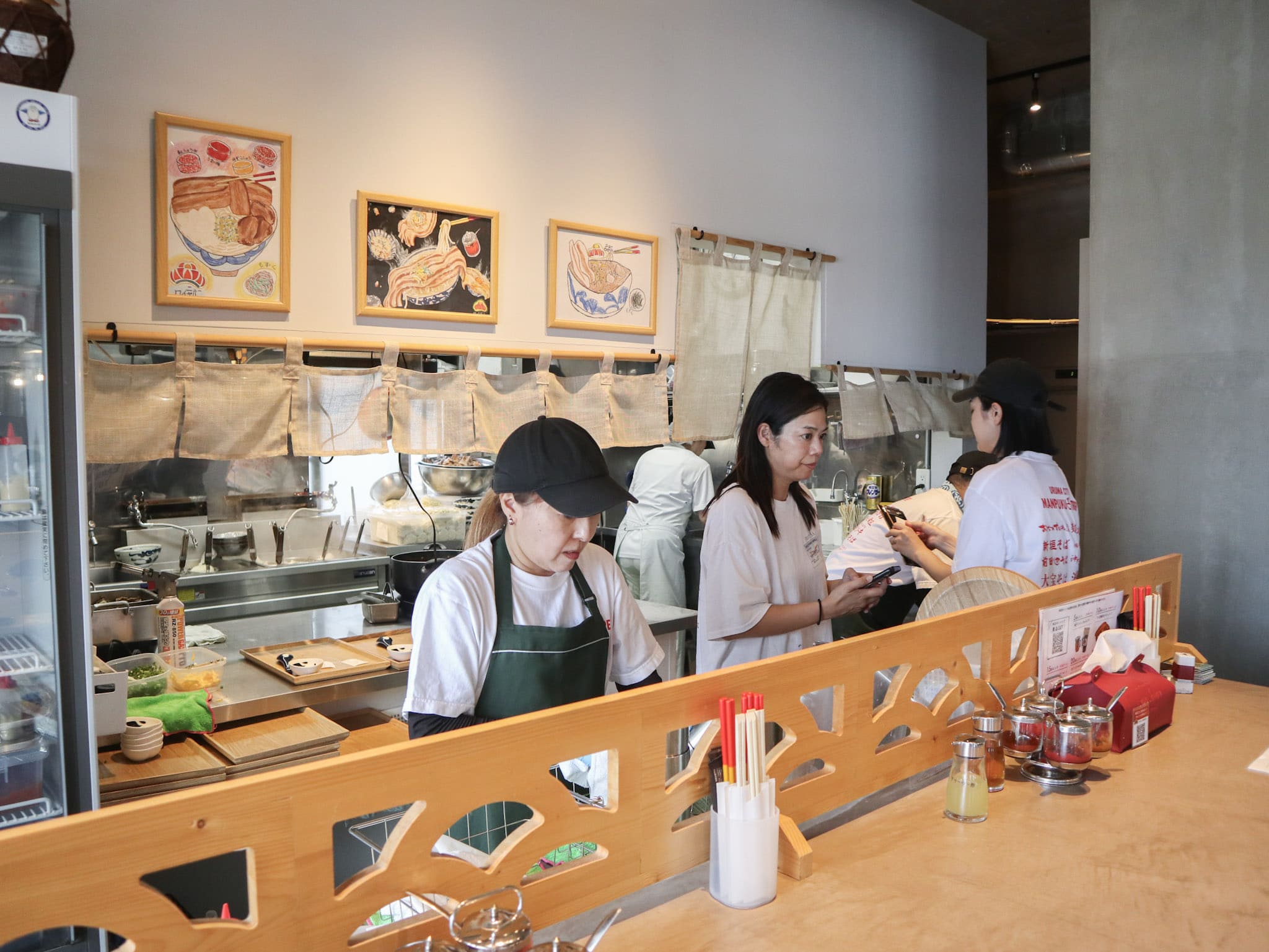 店員們忙進忙出，招呼客人和準備餐點