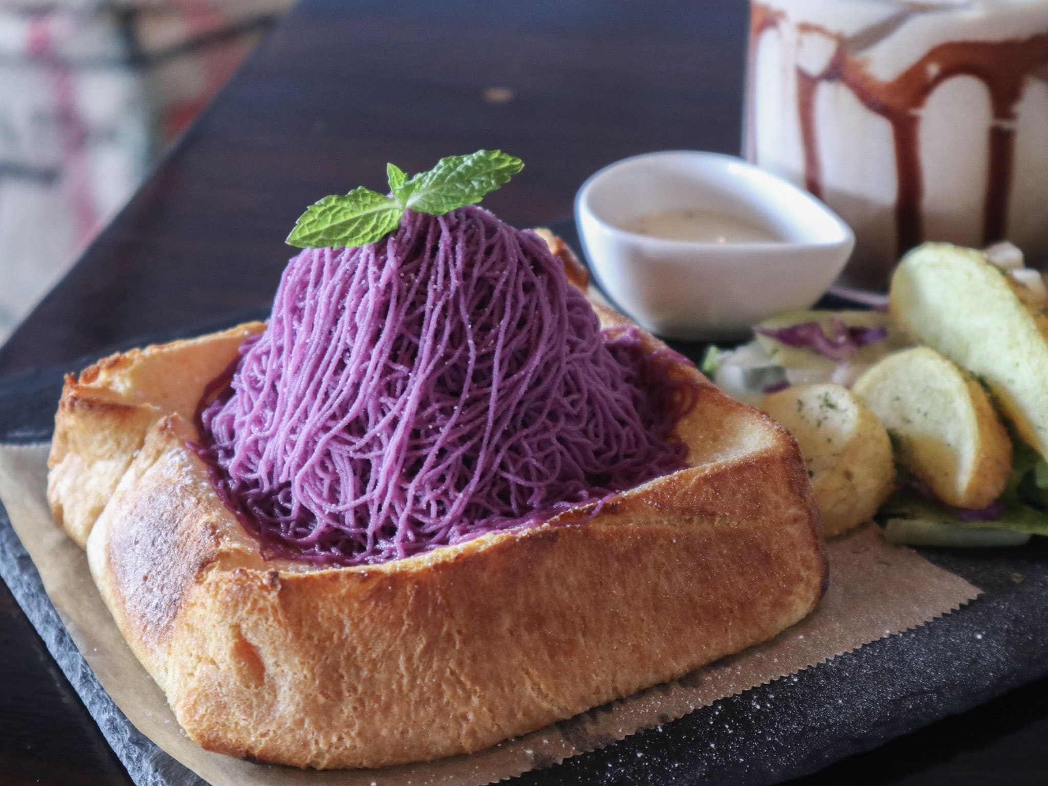 使用位於沖繩市的老字號麵包店「Koza Bakery」的吐司