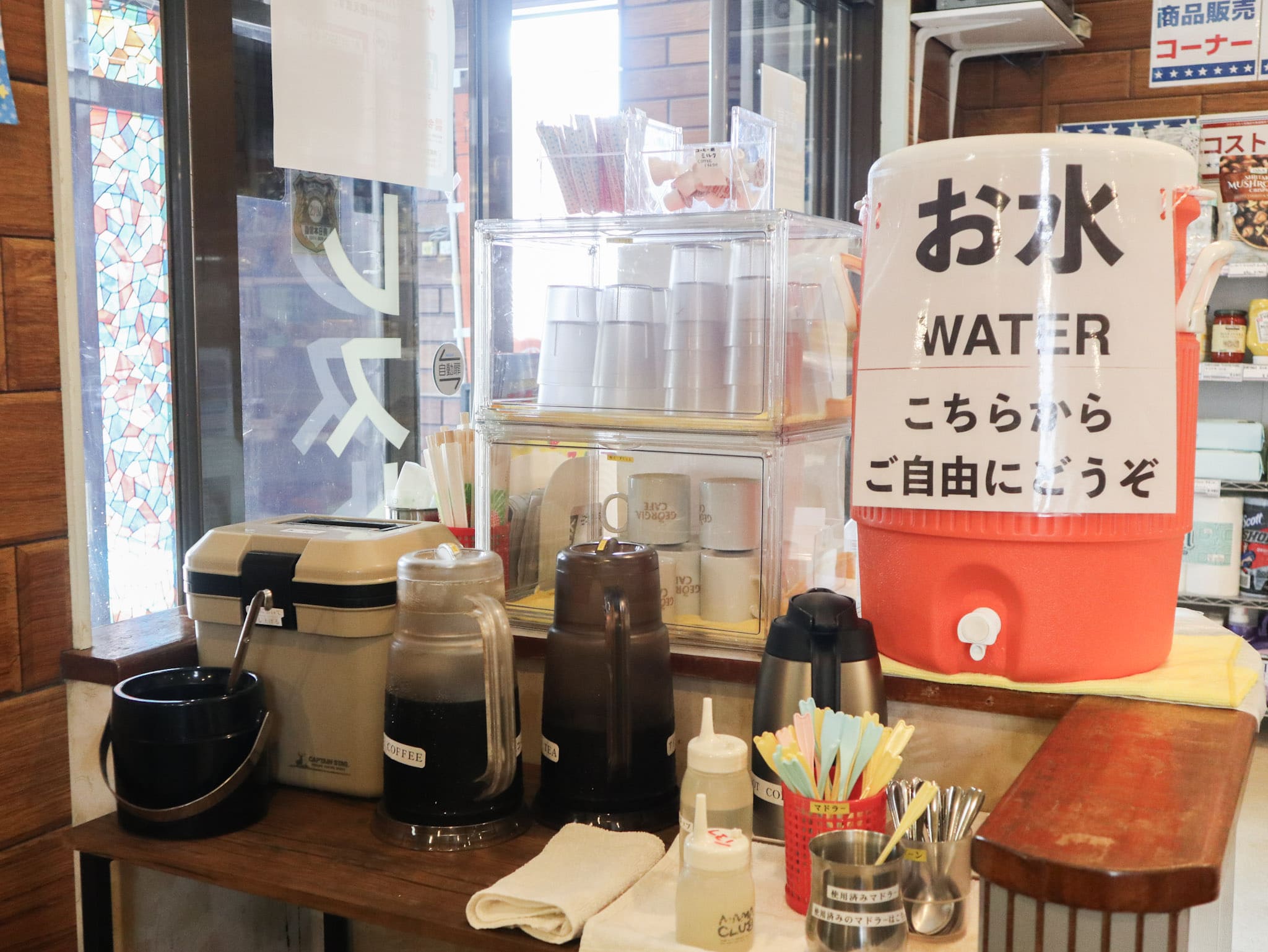 店內可以無限暢飲冰茶和咖啡