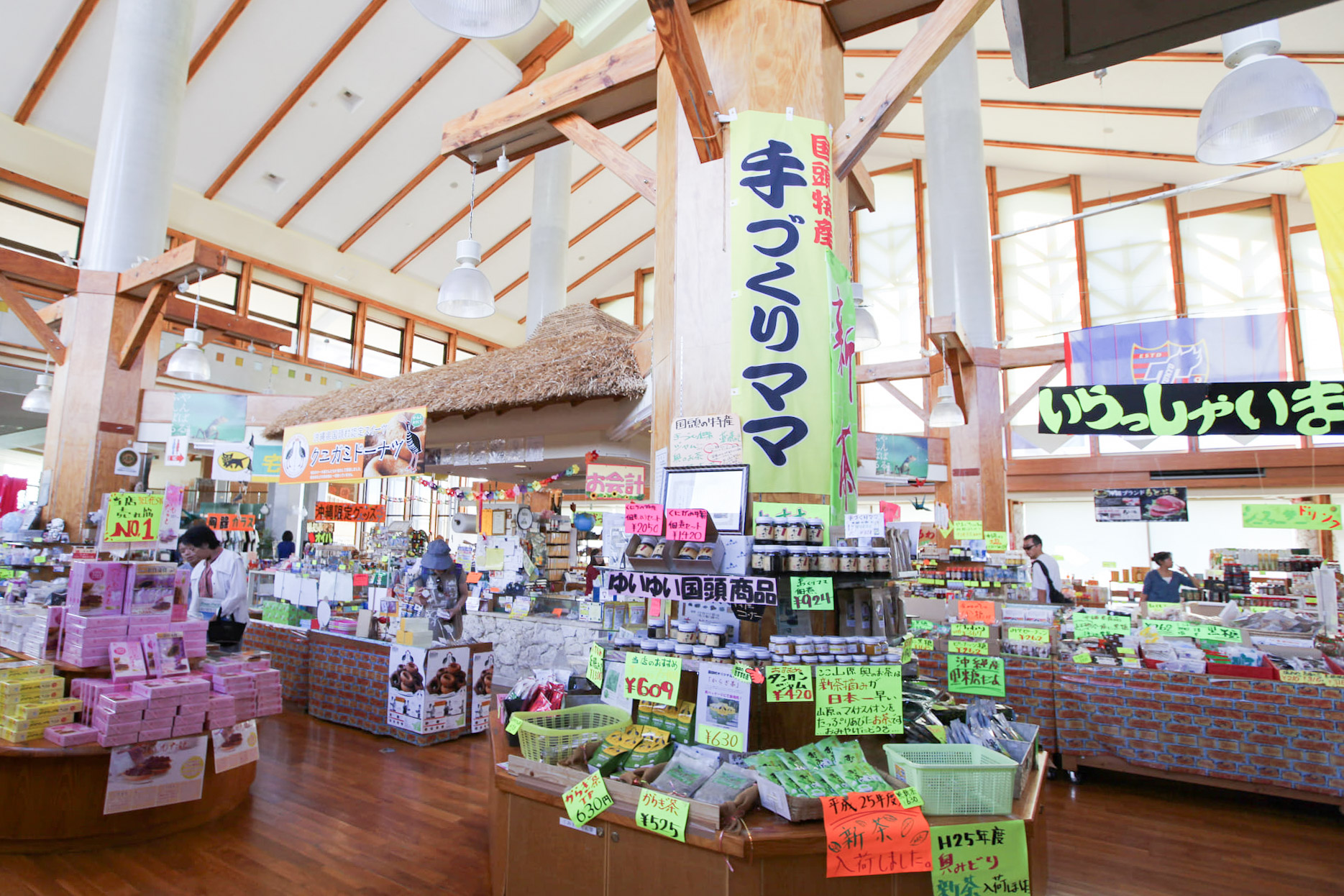 道之驛Yuiyui國頭販賣著各種地方伴手禮和美食
