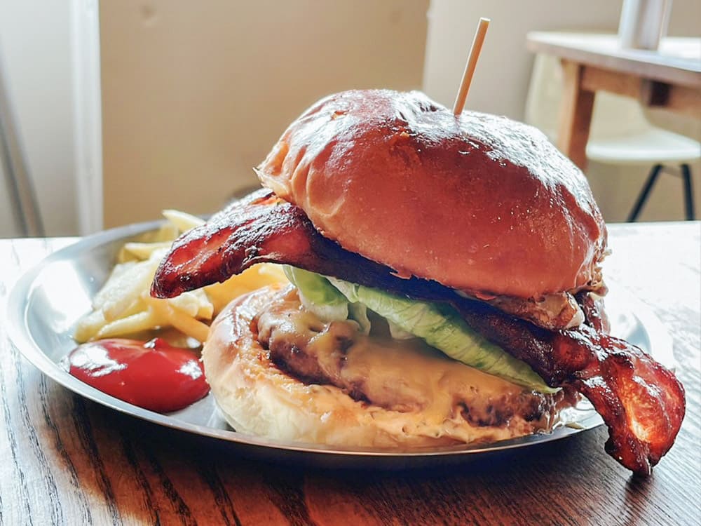 使用豬肉、牛肉混合肉排的「HEY BURGER」