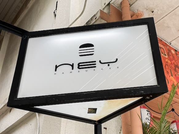 位於北部名護市的HEY HAMBURGER