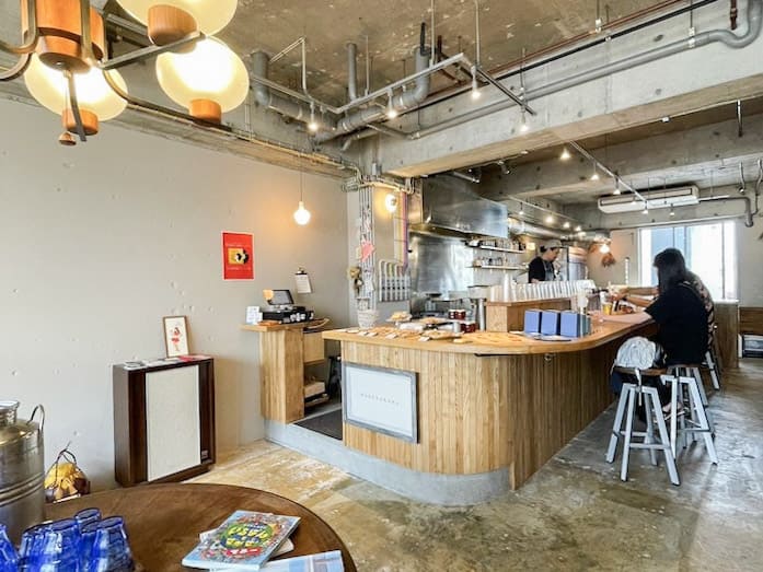 HEY HAMBURGER店內空間，採開放式廚房的設計，搭配水泥風牆面