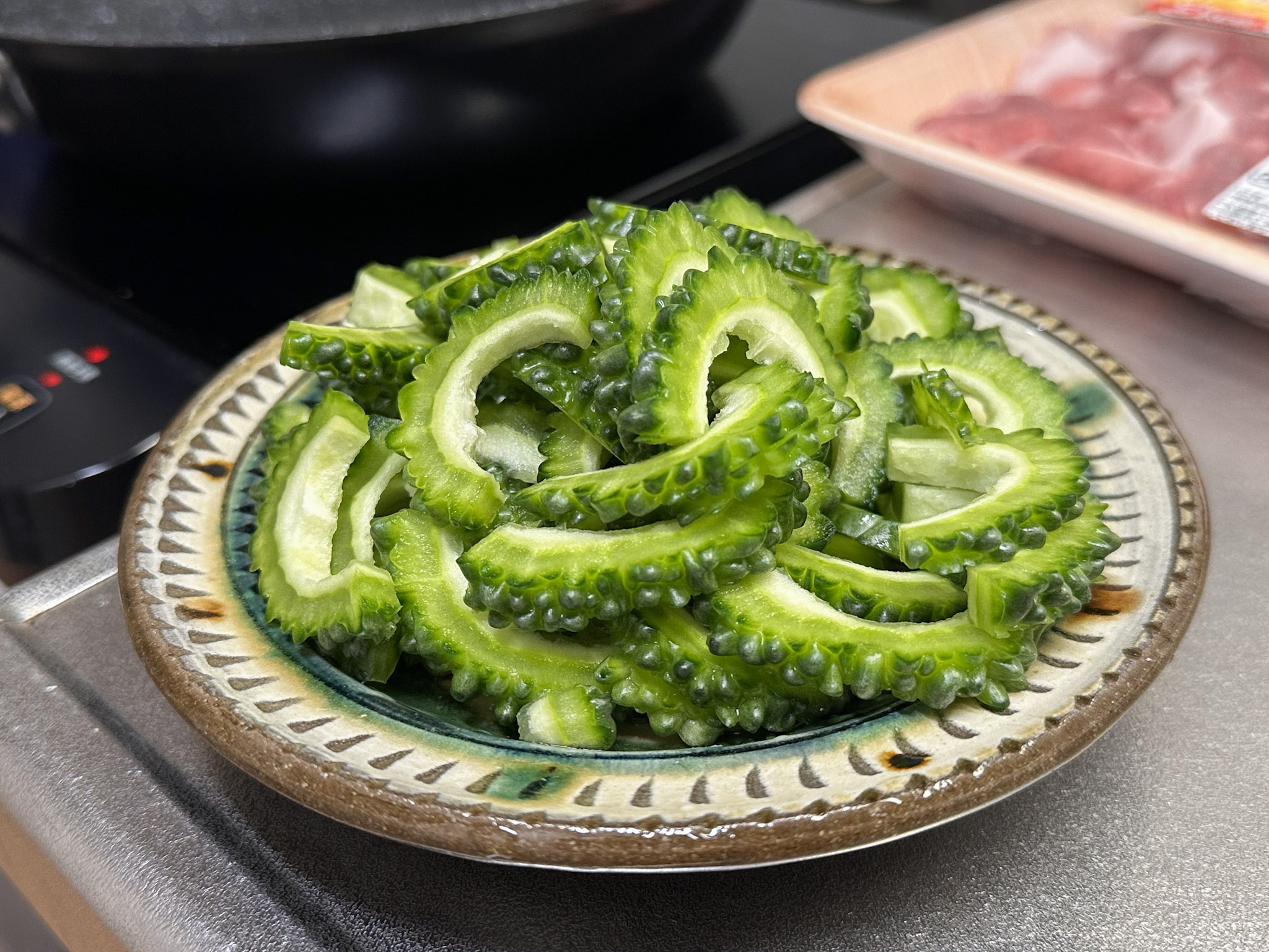 外觀是綠色的沖繩山苦瓜,苦味明顯