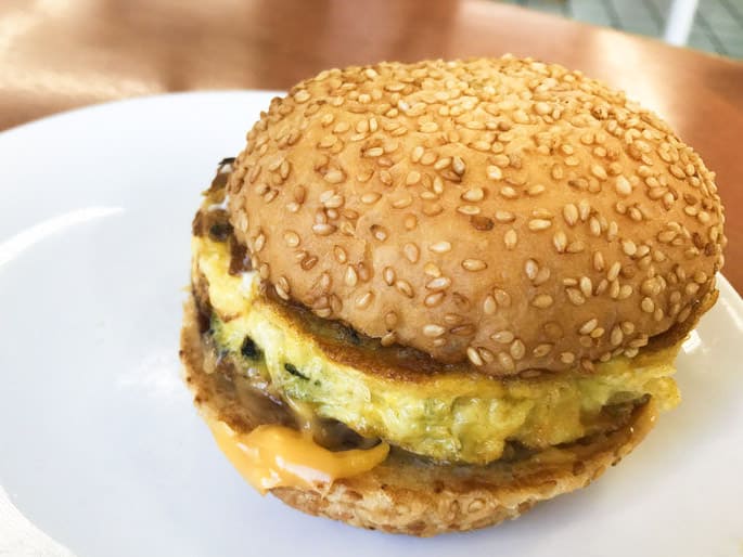「nu-yaru burger」加入了沖繩縣民喜愛的SPAM午餐肉罐頭
