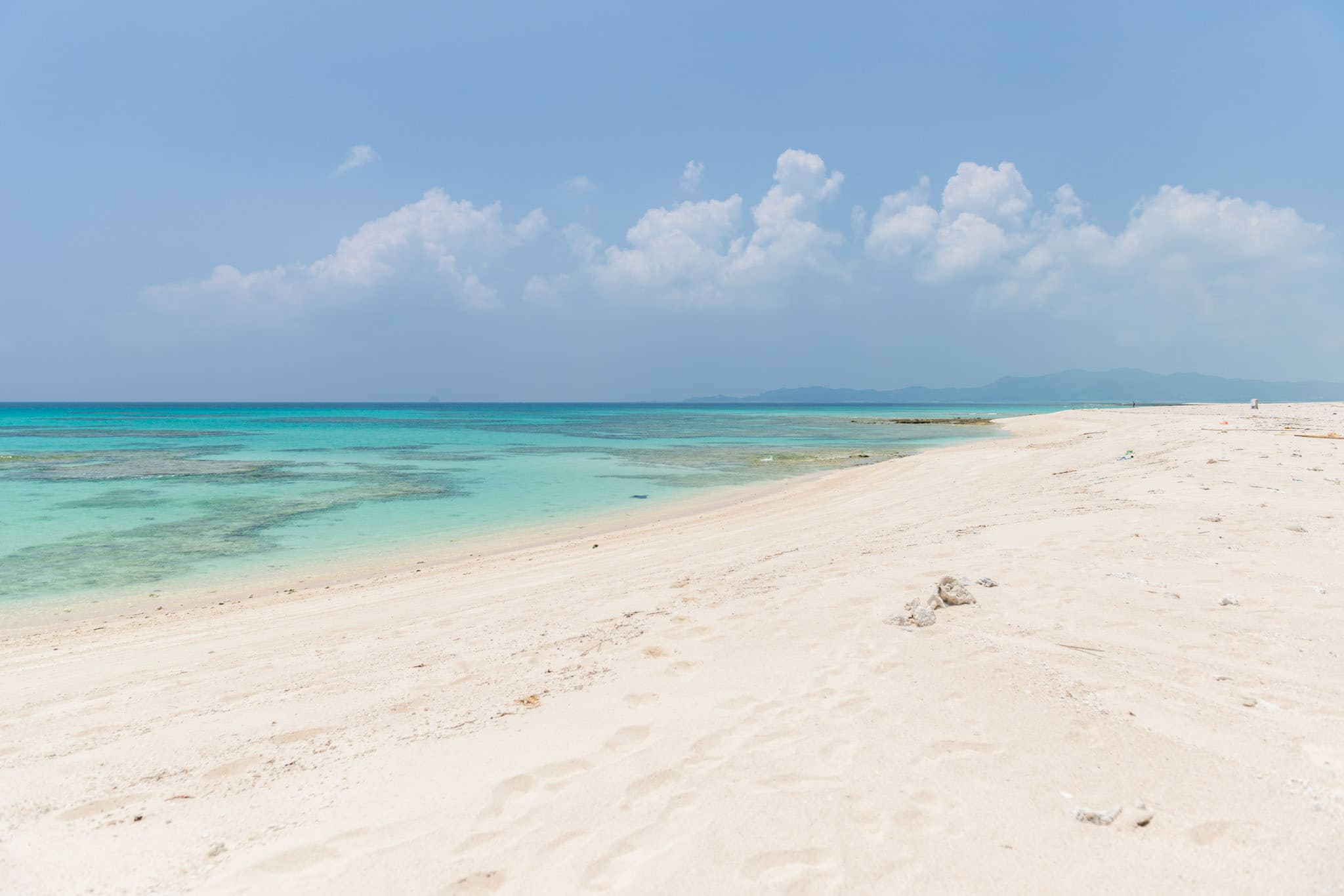 沙灘顏色接近白色的「終端之濱（ハテの浜）」