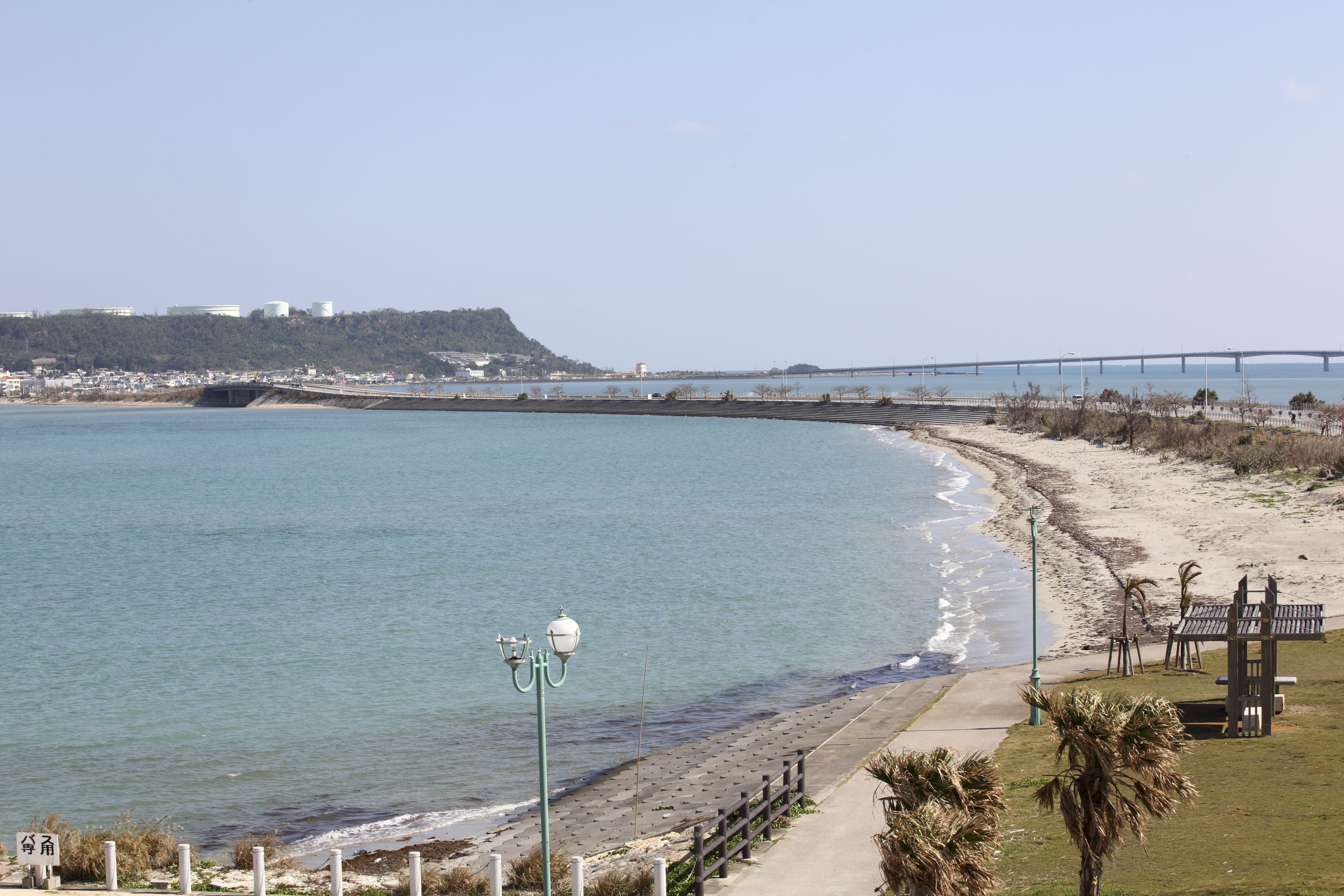兩邊皆為藍色大海的海中道路