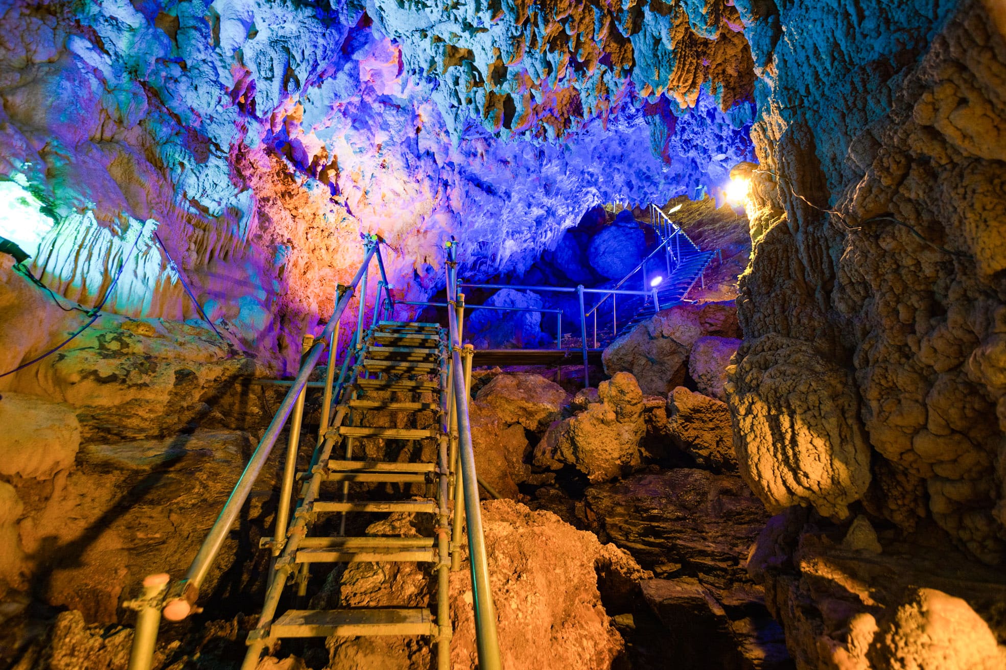 CAVE OKINAWA內部，經過數萬年，由大自然孕育而成的鐘乳石洞。